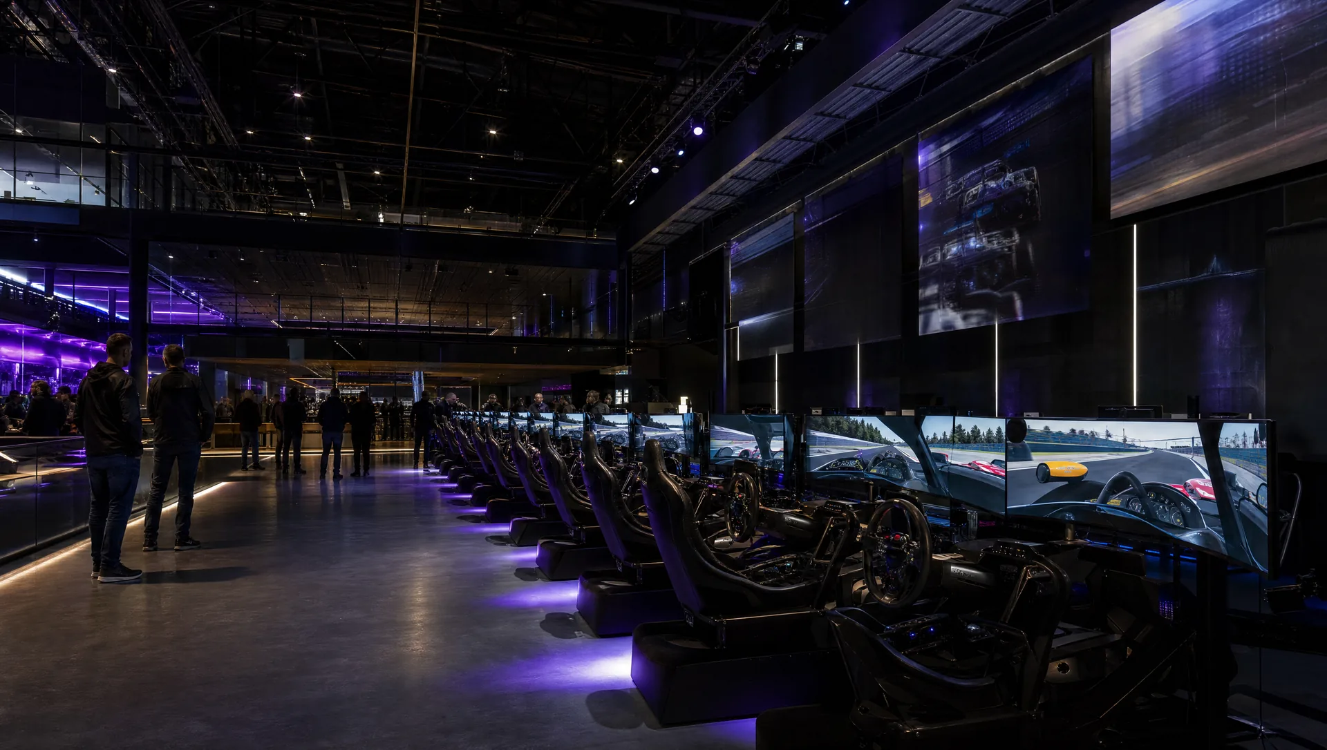 Profi-Rennsimulatoren mit Bewegungssesseln im Sim.Racing Center in der Motorworld Mallorca als Event-Location für Firmenfeiern und Teambuilding